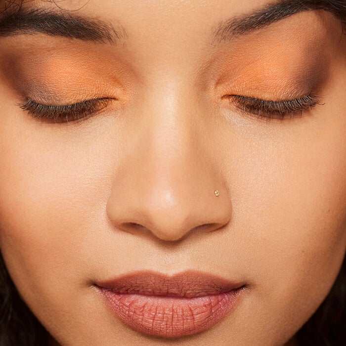 https://www.elfcosmetics.com/dw/image/v2/BBXC_PRD/on/demandware.static/-/Sites-elf-master/default/dw8e7b010e/2021/072021_Derlyn_PopLook-071.jpg?sw=700&q=90&strip=false