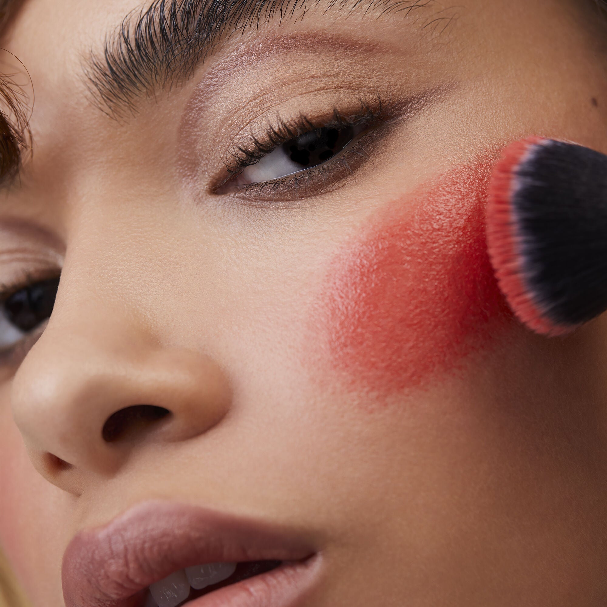 https://www.elfcosmetics.com/dw/image/v2/BBXC_PRD/on/demandware.static/-/Sites-elf-master/default/dwb3951b15/2020/08112020_Alyssa_PuttyPrimerTrio-0241_IGF.jpg