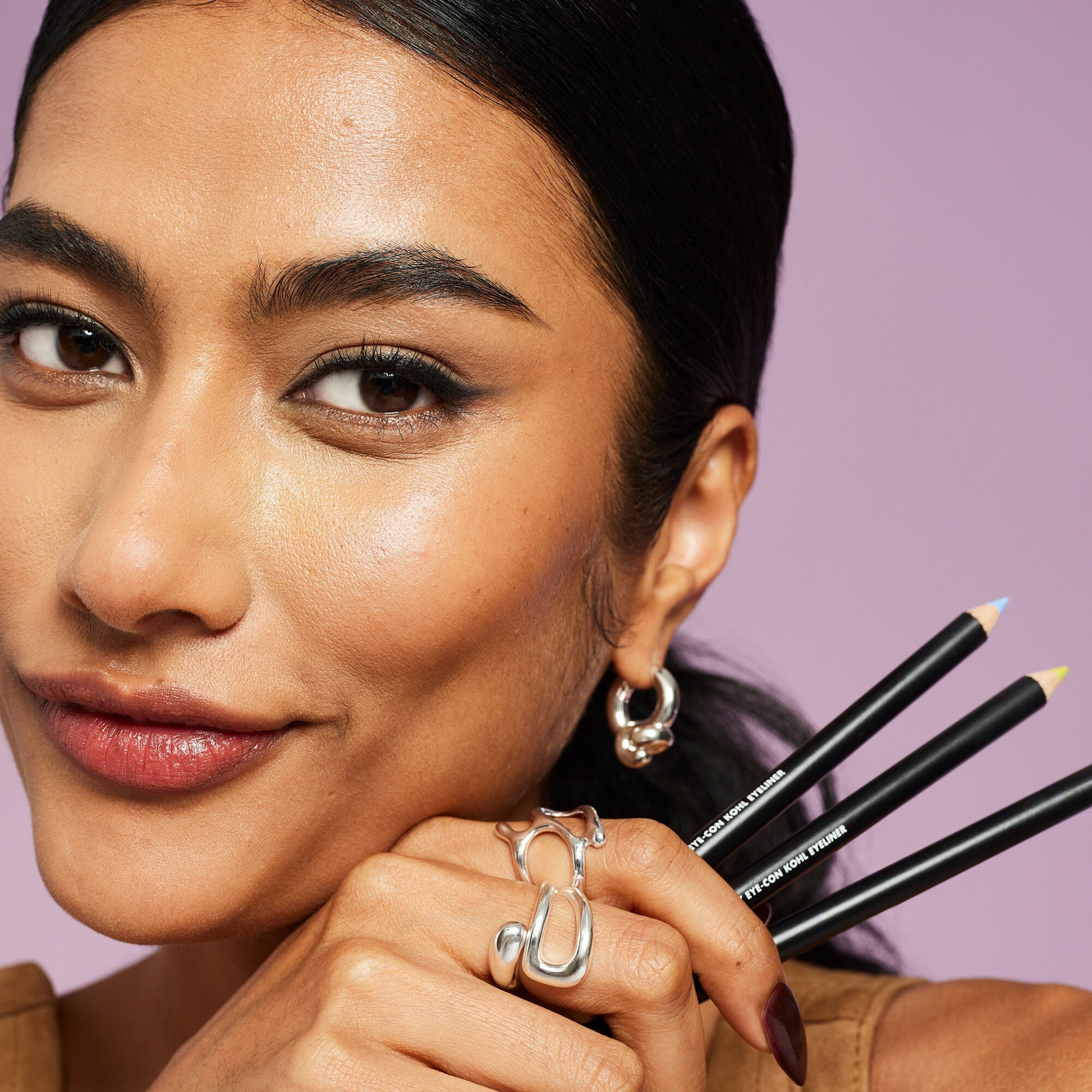 https://www.elfcosmetics.com/dw/image/v2/BBXC_PRD/on/demandware.static/-/Sites-elf-master/default/dw810098e2/2025/SmokyKohlEyeliner/100824_elf_Shikin_Kohl_After_384_RGB_IGF.jpg