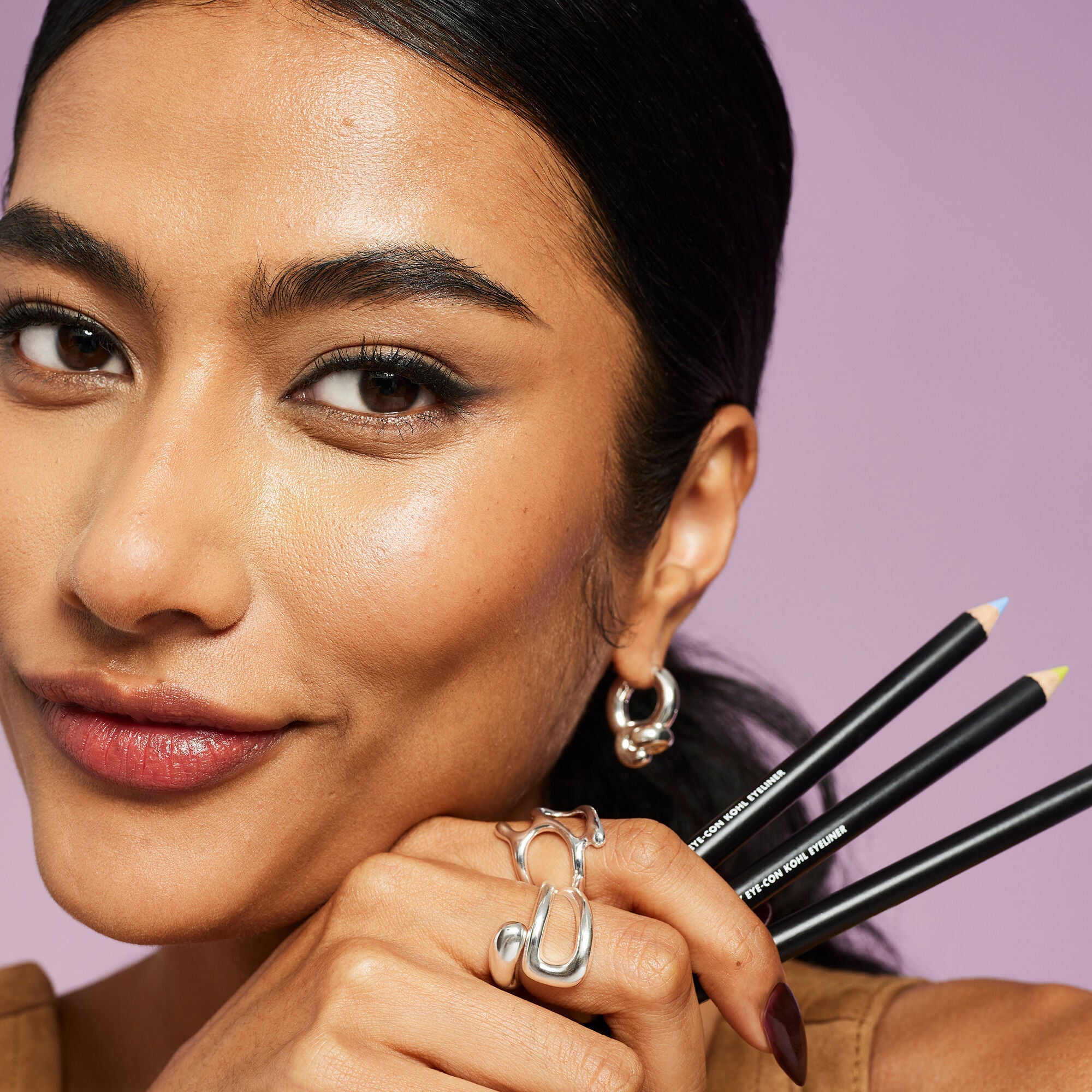 https://www.elfcosmetics.com/dw/image/v2/BBXC_PRD/on/demandware.static/-/Sites-elf-master/default/dw810098e2/2025/SmokyKohlEyeliner/100824_elf_Shikin_Kohl_After_384_RGB_IGF.jpg