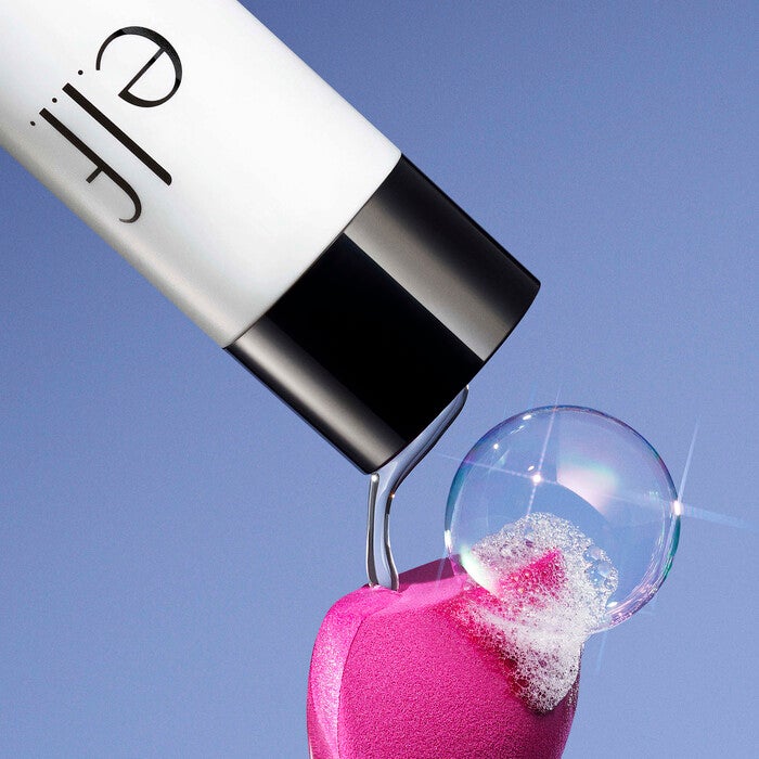 https://www.elfcosmetics.com/dw/image/v2/BBXC_PRD/on/demandware.static/-/Sites-elf-master/default/dwfcc30cd0/2025/CleanQueenLIQUIDCleaner/111124_elf_CleanQueen_Tools_0032_MAIN-HELICON_358_w2QC_IGF.jpg?sw=700&q=90&strip=false