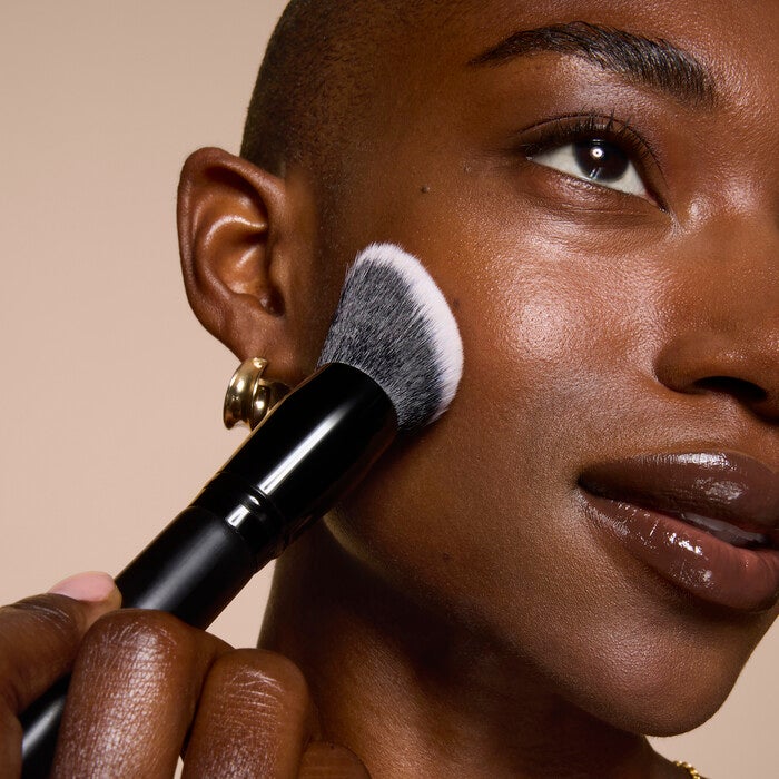 https://www.elfcosmetics.com/dw/image/v2/BBXC_PRD/on/demandware.static/-/Sites-elf-master/default/dw77af3756/2025/SmoothSwipeFoundationBrush/81456_MOM_SMOOTH_SWIPE_FOUNDATION_BRUSH_TOOL_SHOT_IYANNA_0169_V4.jpg?sw=700&q=90&strip=false