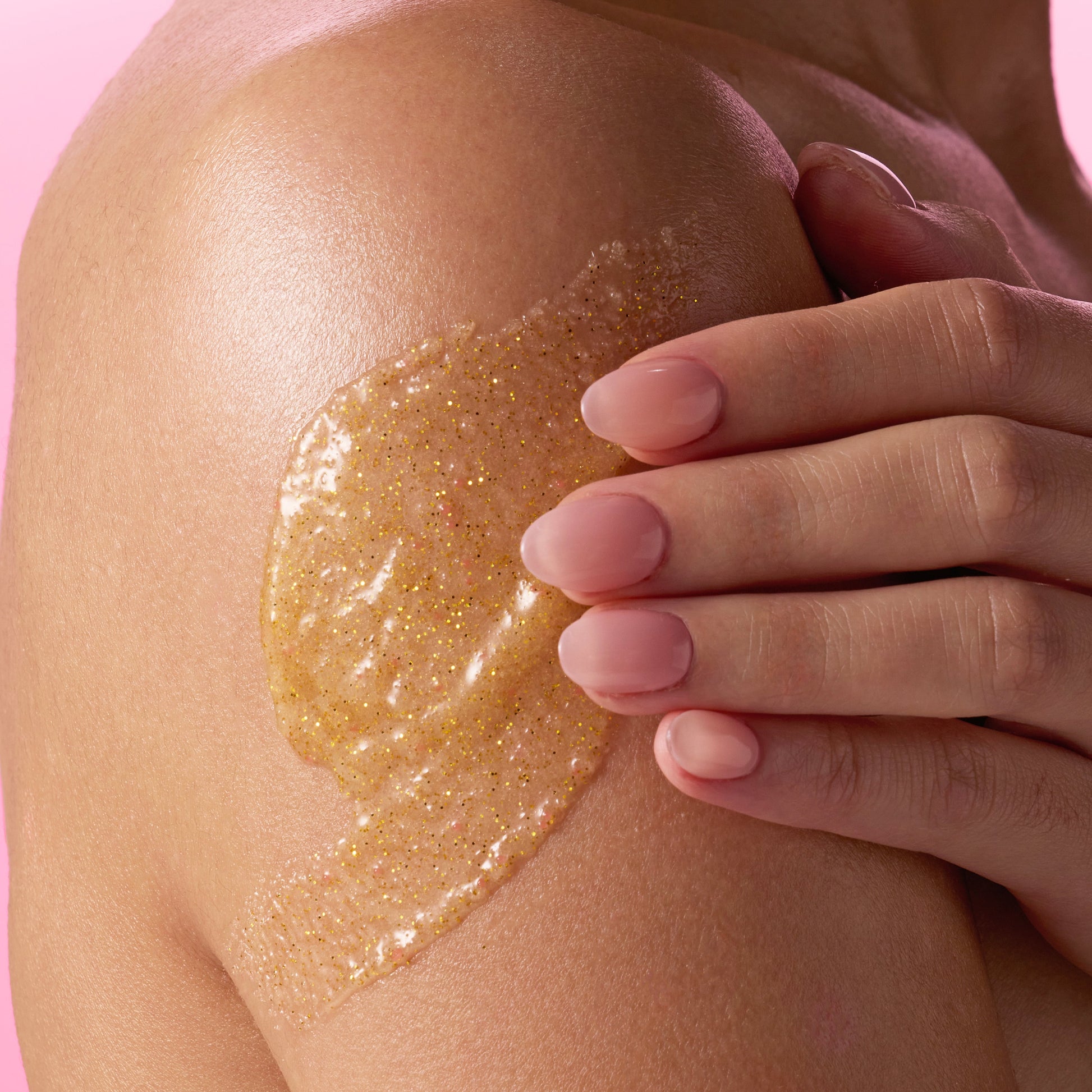 https://cdn.shopify.com/s/files/1/0543/1594/2065/files/TreeHut_CoreRebrand_GoldenVanilla_SheaSugarScrub_OnBody_0029_1x1_9108b3bf-3af2-4b25-af82-bfd939e5aea1.jpg?v=1768570851